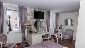 Deluxe Double Room | Minibar, in-room safe, desk, laptop workspace