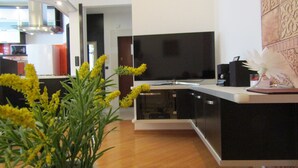 Deluxe Apartment | Minibar, in-room safe, desk, laptop workspace