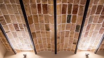 Een haardroger, handdoeken