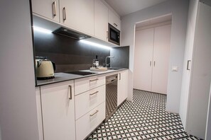 ثلاجة، ميكروويف، غسالة أطباق، محمصة خبز