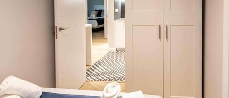 3 bedrooms, iron/ironing board, bed sheets