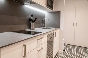 Réfrigérateur, micro-ondes, four, plaque de cuisson