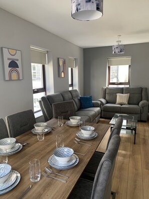 City Apartment, 3 Bedrooms, City View | Living area