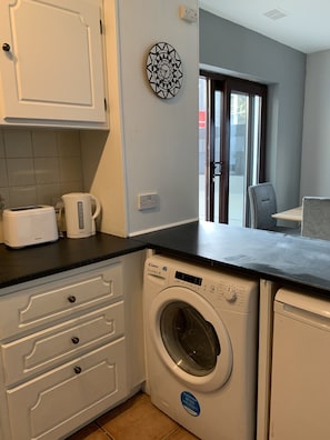Fridge, microwave, oven, toaster - Galway Horizon Apartment (Galway)