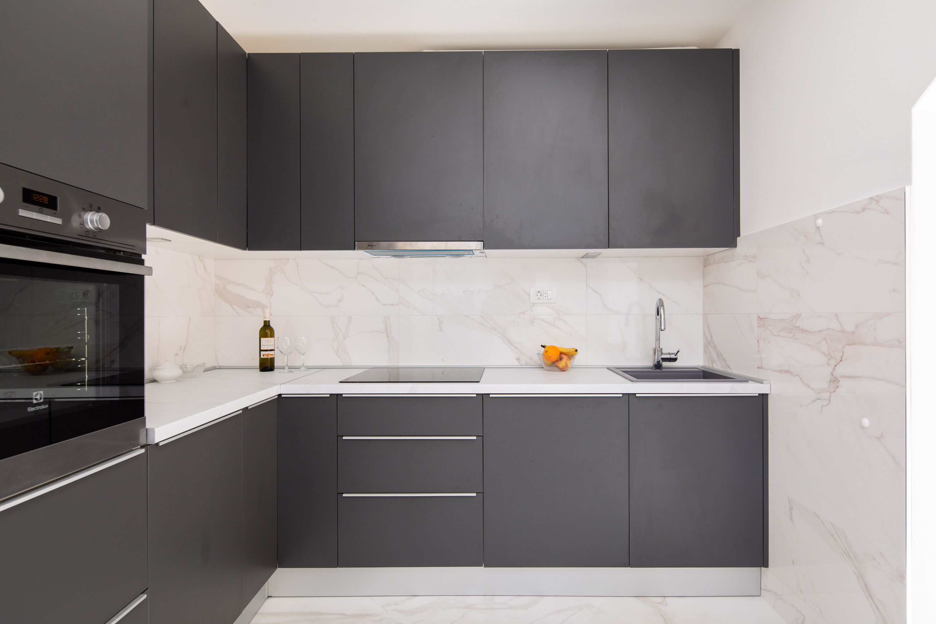 Kjøleskap, ovn, kokeplater og oppvaskmaskin