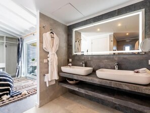 Bañera, artículos de higiene personal gratuitos y secador de pelo