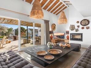 Una televisión, una chimenea