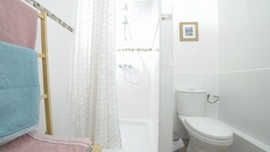 Shower, free toiletries, towels, toilet paper - Charmant 2 Pièces Proche de Paris - Pour 4 Personnes (Villeneuve-la-Garenne)