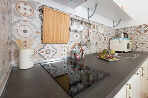 Suite Studio Ville | Cuisine privée | Batterie de cuisine, vaisselle et ustensiles
