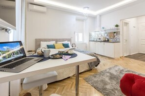 Deluxe Studio Suite | Living area