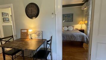 1 chambre, bureau, fer et planche Ă repasser, lit parapluie