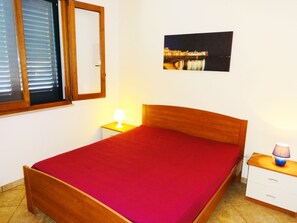 4 bedrooms, travel crib