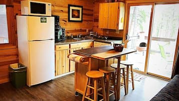 Jääkaappi, mikroaaltouuni, kahvin-/teenkeitin