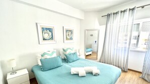 Ein Schlafzimmer mit einem Bett, einem Nachttisch und einem Spiegel.