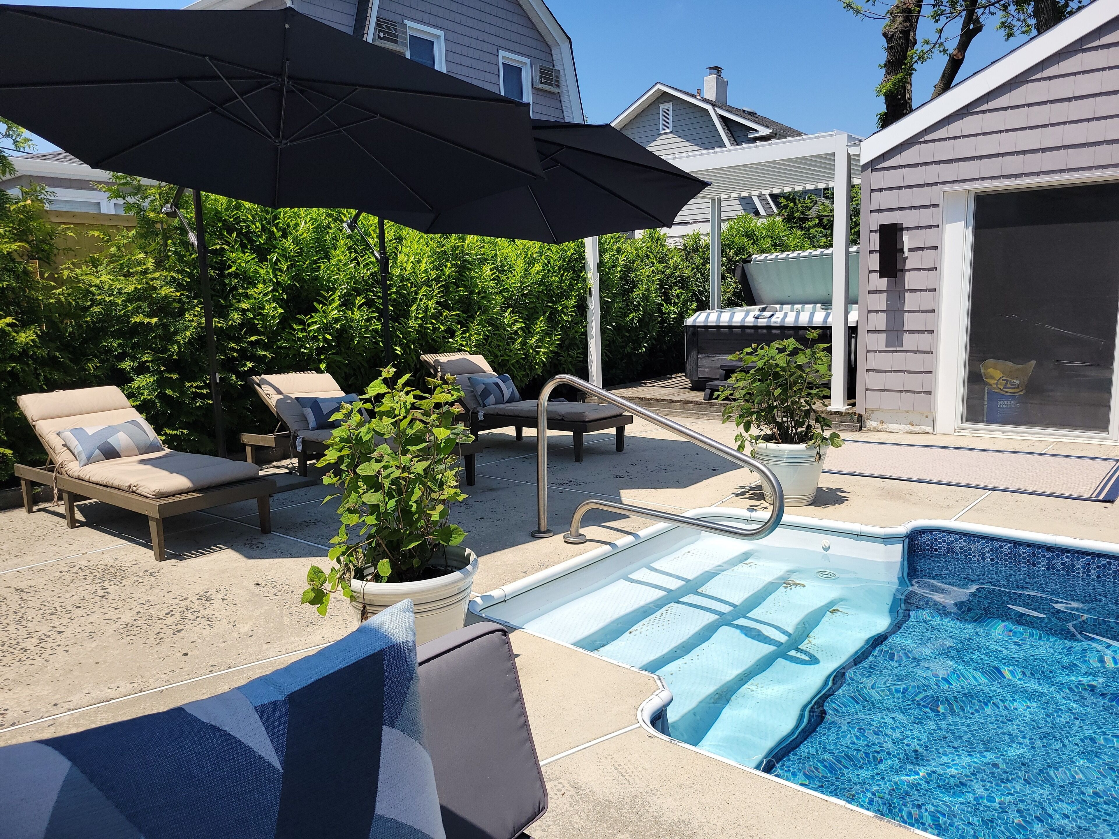 Walk to Beach w Pool and Jacuzzi Hot Tub, Near Train, Restaurants