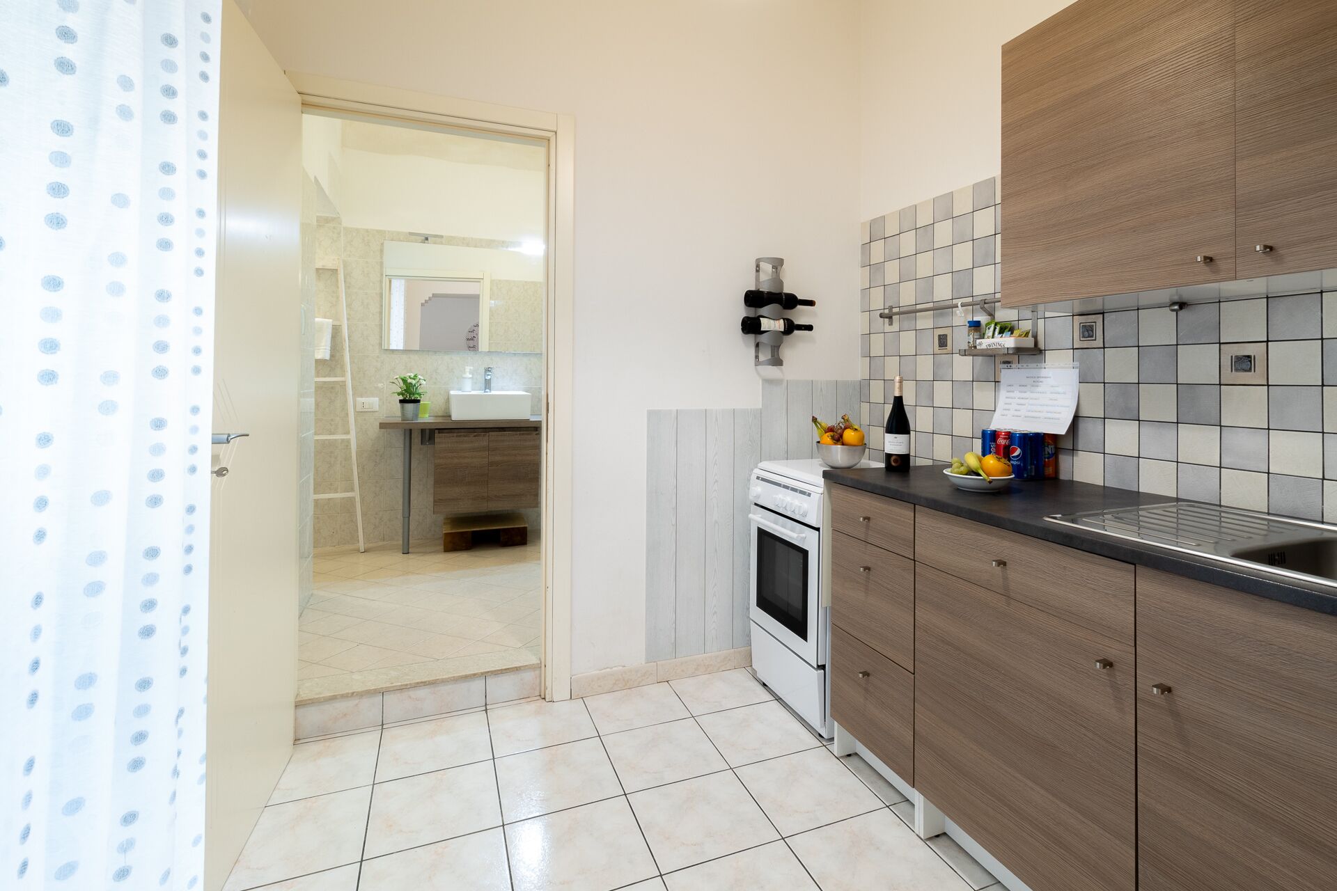 Fridge, oven, stovetop, coffee/tea maker