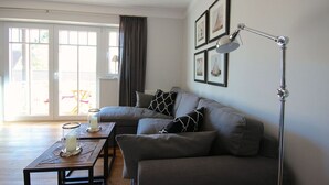 Smart-TV, DVD-spiller, bøker og stereoanlegg