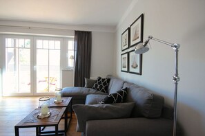 Smart TV, lettore DVD, libri, impianto stereo