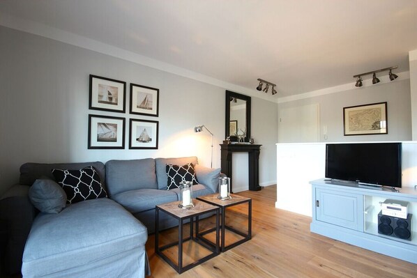 Smart TV, DVD player, books, stereo