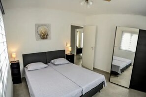 3 habitaciones, tabla de planchar con plancha y cuna de viaje 
