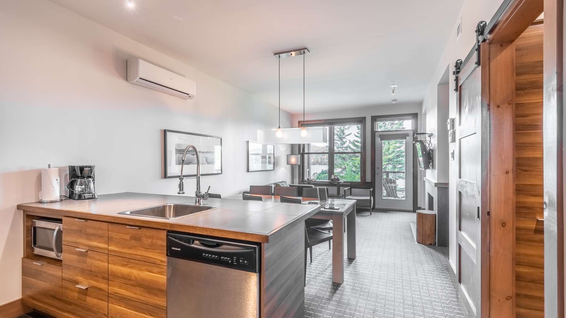 Suites-sur-Lac 2-Bedroom Deluxe Suite: