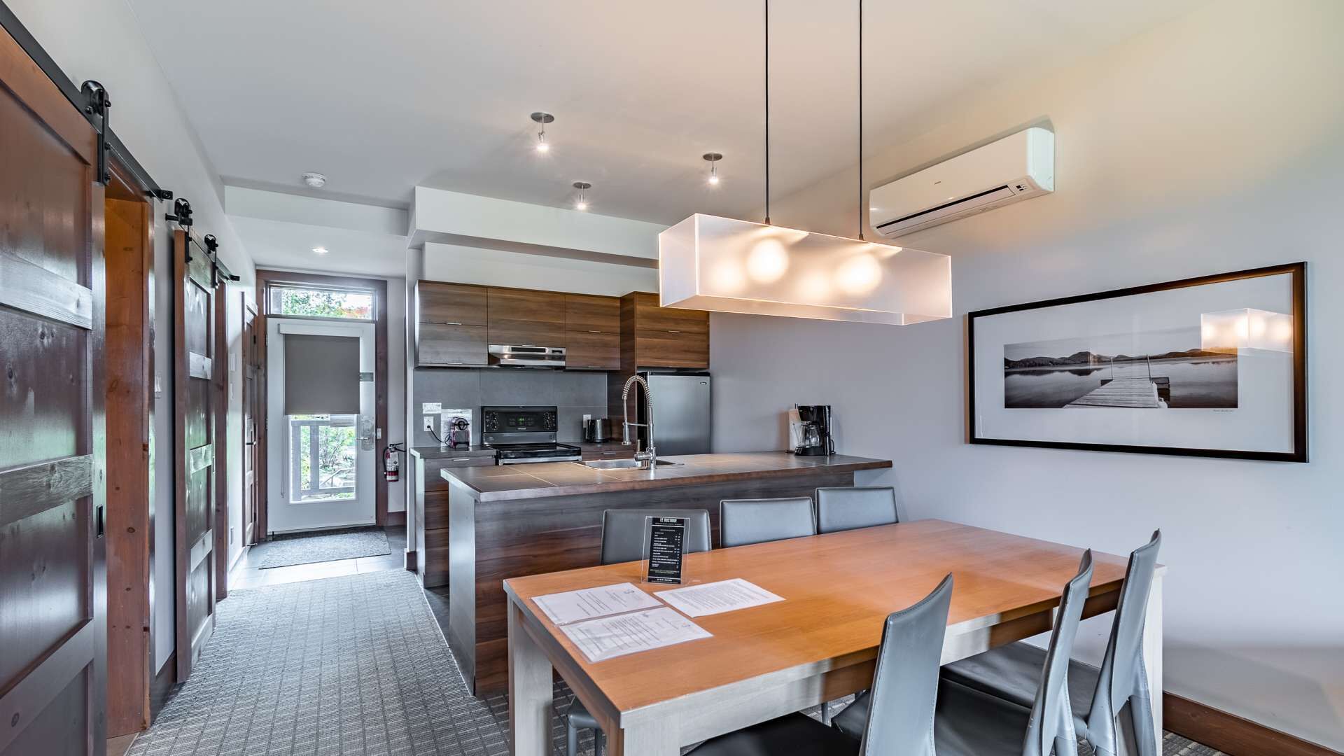 Suites-sur-Lac 2-Bedroom Deluxe Suite: