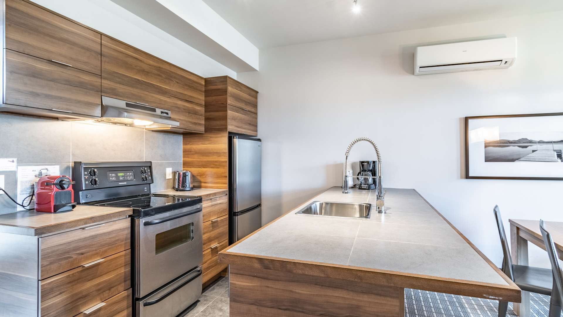 Suites-sur-Lac 2-Bedroom Deluxe Suite: