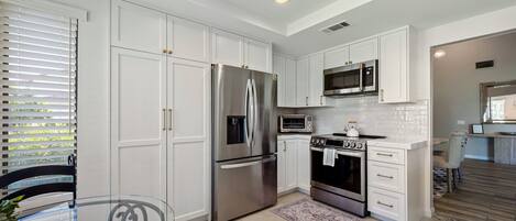 Køleskab, mikrobølgeovn, ovn, kogeplade