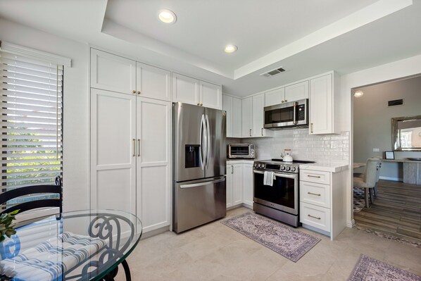 Køleskab, mikrobølgeovn, ovn, kogeplade