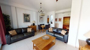 Una televisión, un reproductor de DVD