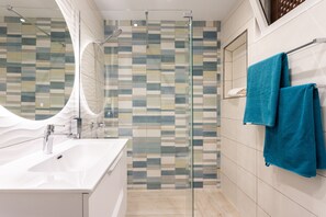 Badewanne, Haartrockner, Bidet, Handtücher