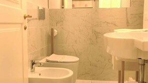 A bathroom with a toilet, bidet, and sink. - Lo Strullo Minisuite (Pisa)