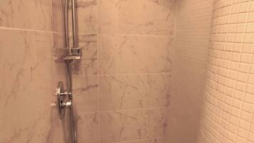 Doccia, asciugacapelli, bidet, asciugamani