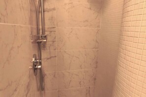Chuveiro, secador de cabelo, bidê, toalhas de banho