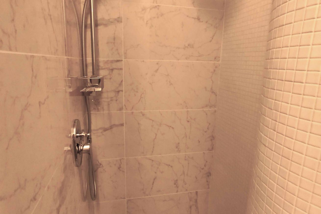 Douche, sèche-cheveux, bidet, serviettes fournies