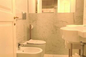 Een douche, een haardroger, een bidet, handdoeken