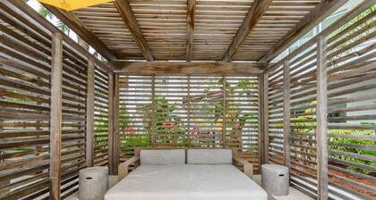 Heated Resort Pool and Hot Tub, Bikes, 2 Minutes to Beach, Next to Rosemary