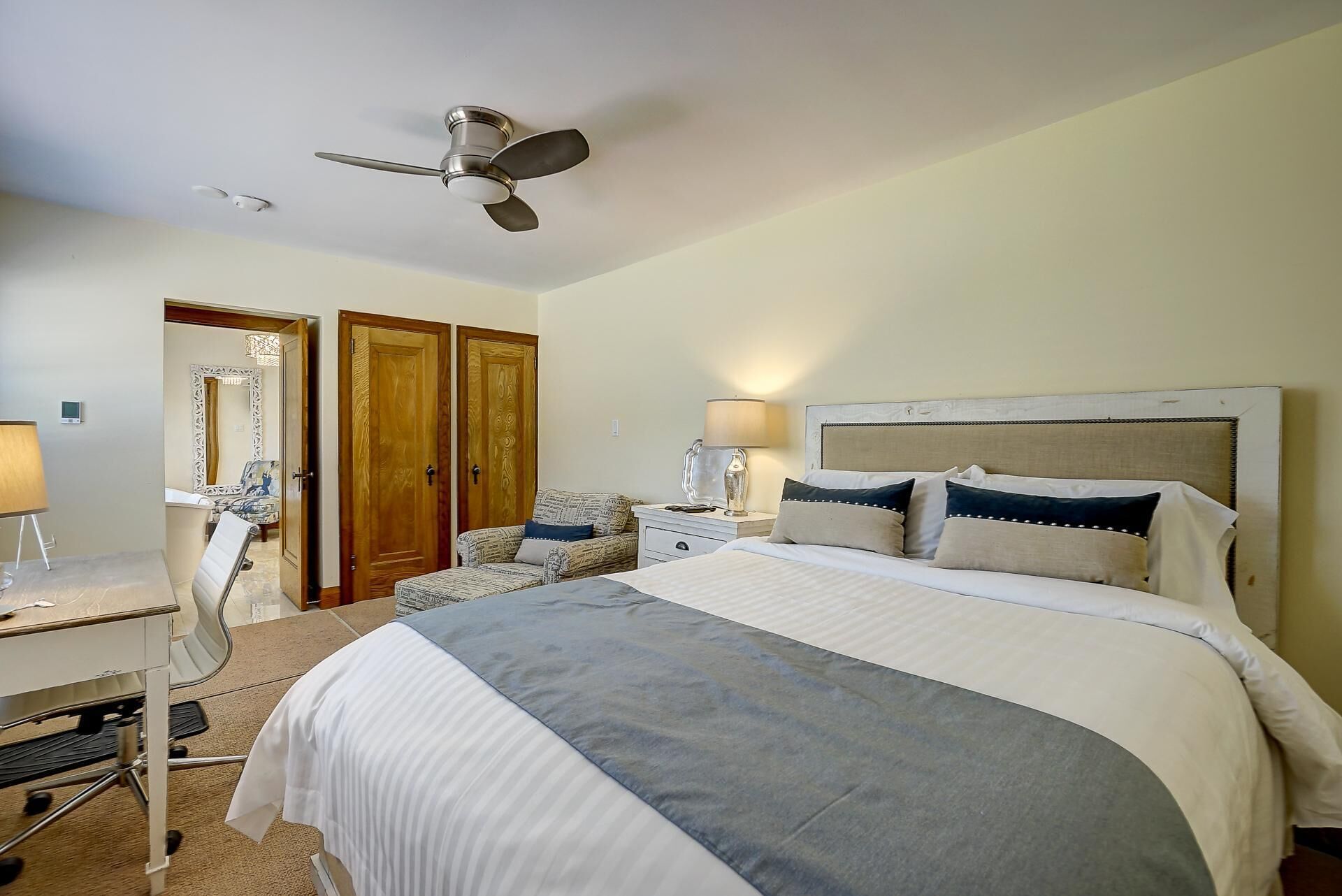 Luxury Garden Suite with Soaker Tub, Spacious Backyard & Off Street Parking!