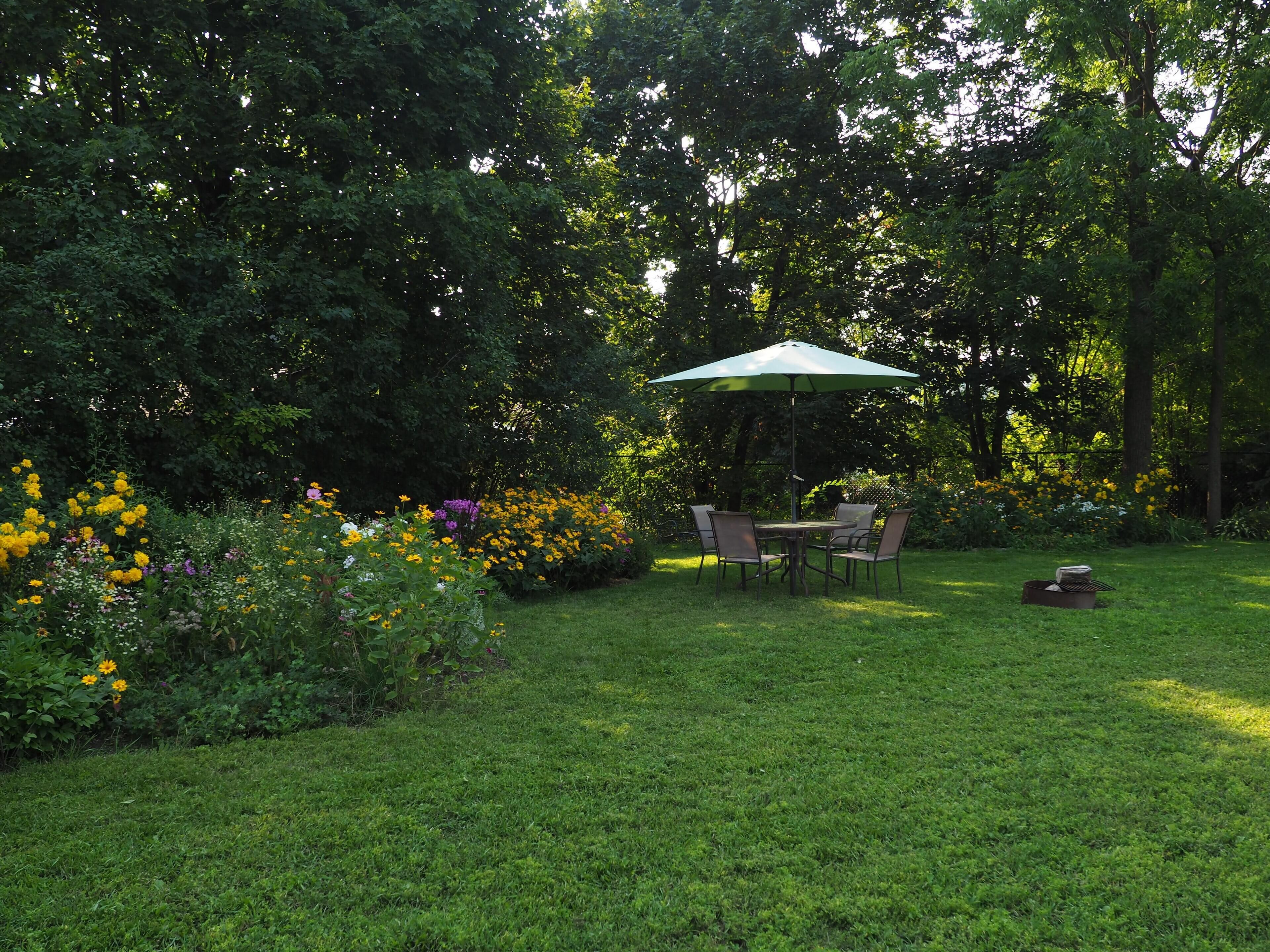 Luxury Garden Suite with Soaker Tub, Spacious Backyard & Off Street Parking!