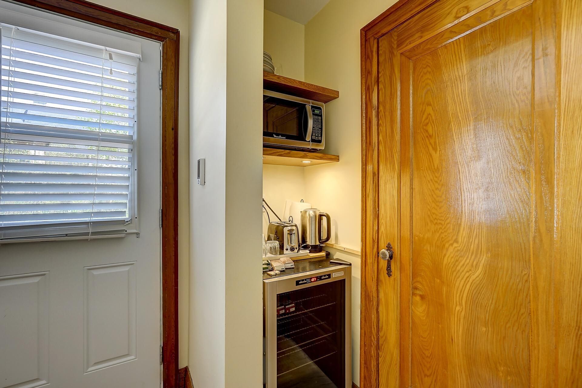 Luxury Garden Suite with Soaker Tub, Spacious Backyard & Off Street Parking!