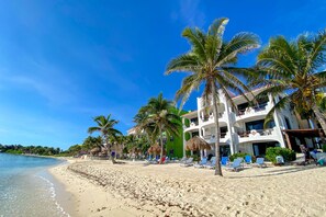 Ubicación cercana a la playa y tumbonas