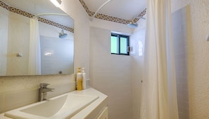 Douche, sèche-cheveux, serviettes fournies