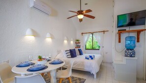 Desk, free WiFi, bed sheets - Affordable, bright studio with beach access, AC and WiFi! (Akumal)
