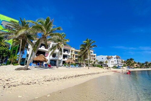 Affordable, bright studio with beach access, AC and WiFi!