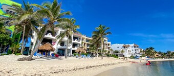 Affordable, bright studio with beach access, AC and WiFi!