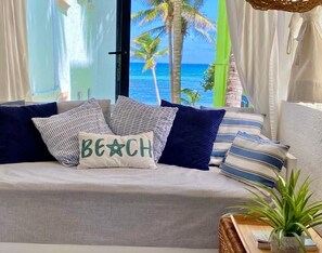 Desk, free WiFi, bed sheets - Affordable, bright studio with beach access, AC and WiFi! (Akumal)