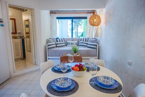Dining - Affordable, bright studio with beach access, AC and WiFi! (Akumal)