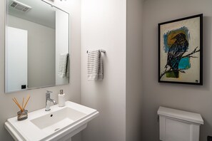 Combined shower/bathtub, hair dryer, towels