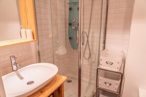 Shower - 100m from resort center, 5th floor, view ski slopes, balcony, tv, ski locker, 19m², Les Orres (Les Orres)