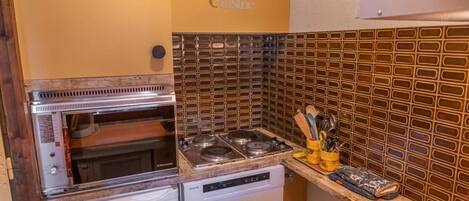 Coffee/tea maker, fridge, oven, dishwasher